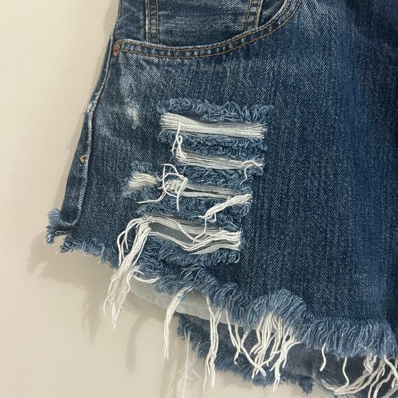 Levi’s Studded 501 Distressed Jean Shorts Sz 33  - Picture 5 of 9
